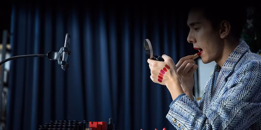 Việc trang điểm không còn quá xa lạ đối với các chàng trai. Ảnh: Sixth Tone