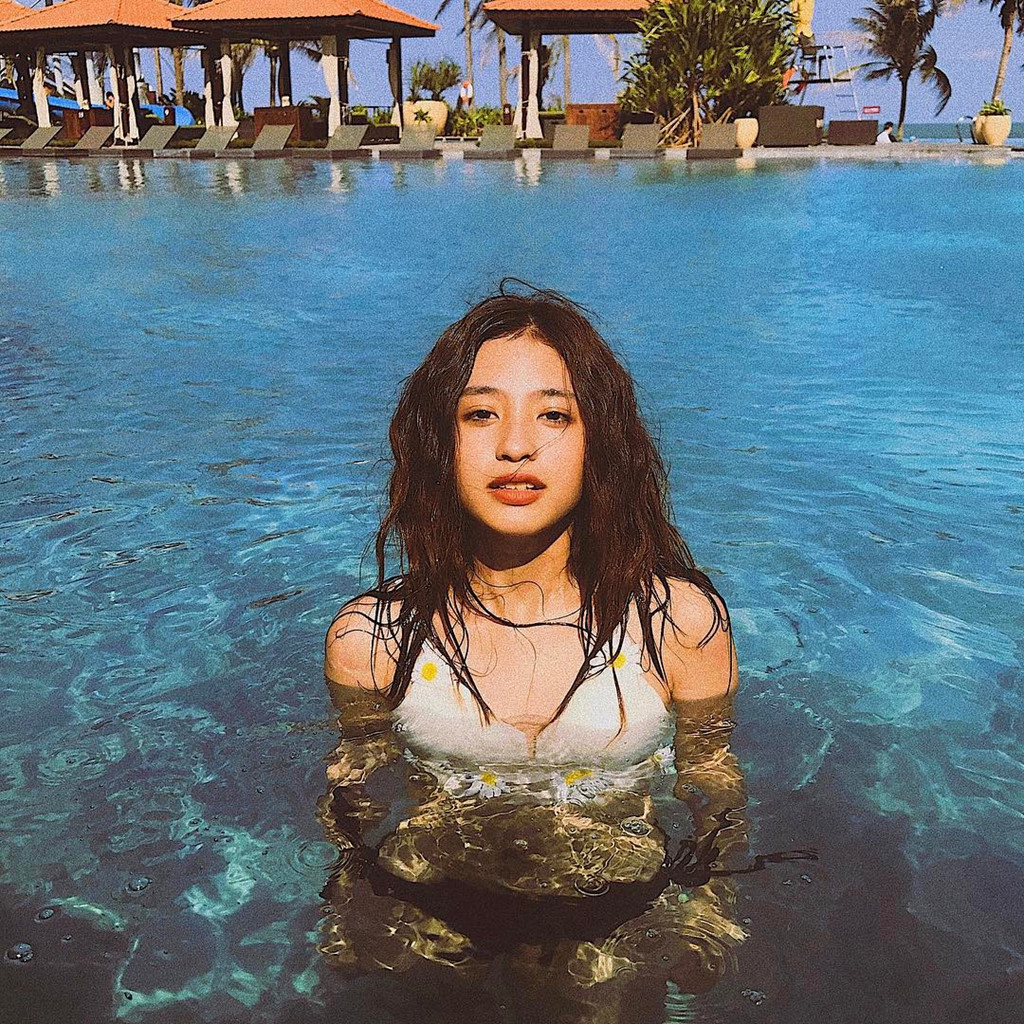 Minh Ngọc cao 1,59 m và sở hữu nét mặt khá sắc sảo. Dù nhỏ nhắn, Minh Ngọc luôn biết cách tạo ấn tượng nhờ thần thái cuốn hút và phong cách đa dạng. Nét đẹp lai phần nào giúp cô nàng ghi dấu ấn trong nhiều bộ ảnh.