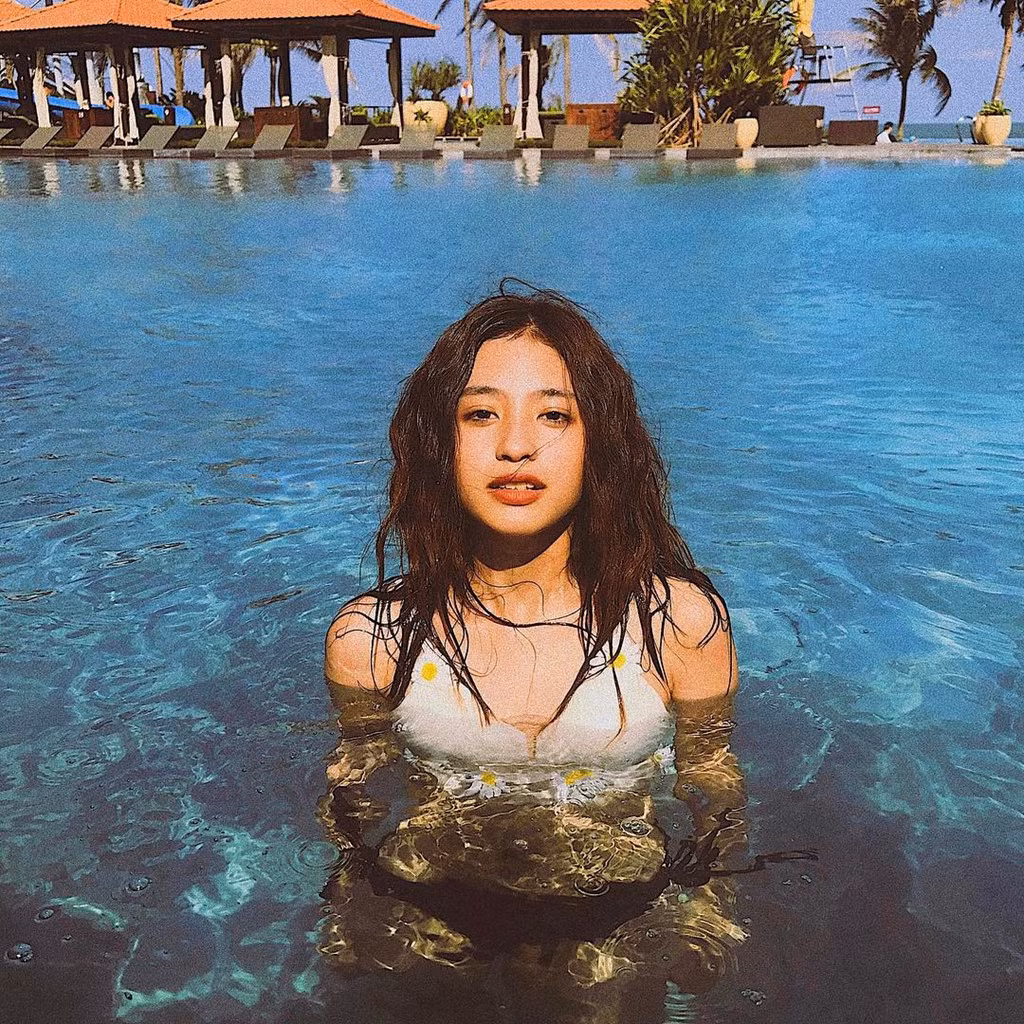 Minh Ngọc cao 1,59 m và sở hữu nét mặt khá sắc sảo. Dù nhỏ nhắn, Minh Ngọc luôn biết cách tạo ấn tượng nhờ thần thái cuốn hút và phong cách đa dạng. Nét đẹp lai phần nào giúp cô nàng ghi dấu ấn trong nhiều bộ ảnh.