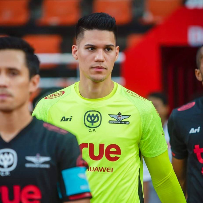  Thủ môn điển trai bắt trận Việt Nam - Philippines Thủ môn Michael Falkesgaard (27 tuổi) gây chú ý với người hâm mộ khi sở hữu vẻ đẹp lai và chiều cao nổi bật 1,91 m.