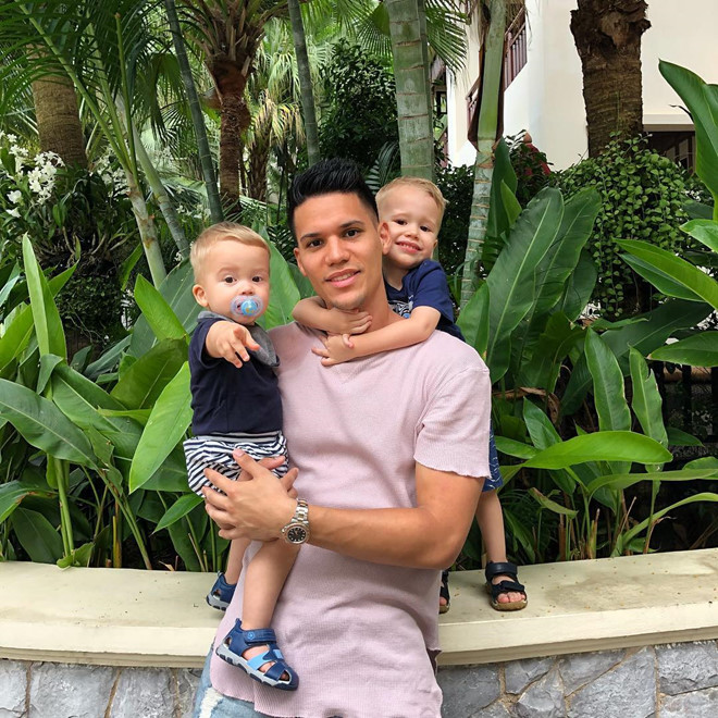 Anh chàng thể hiện là ông bố yêu con hết mực, luôn khoe ảnh thân thiết bên hai "thiên thần nhỏ". Loạt khoảnh khắc Michael cùng con trên sân tập làm trái tim bao người "tan chảy" vì quá đáng yêu.