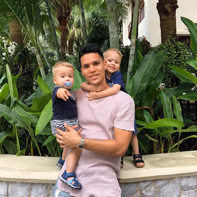 Anh chàng thể hiện là ông bố yêu con hết mực, luôn khoe ảnh thân thiết bên hai "thiên thần nhỏ". Loạt khoảnh khắc Michael cùng con trên sân tập làm trái tim bao người "tan chảy" vì quá đáng yêu.