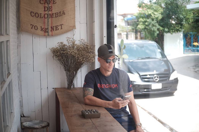 Tên gọi đầy đủ của anh là Michael Aksel Bataican Falkesgaard, 27 tuổi. Với chiều cao 1,91 m, thân hình rắn chắc và gương mặt đẹp trai, thủ môn 9X được nhiều cô gái ngưỡng mộ, truy tìm thông tin.