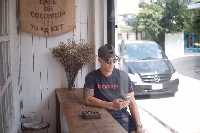 Tên gọi đầy đủ của anh là Michael Aksel Bataican Falkesgaard, 27 tuổi. Với chiều cao 1,91 m, thân hình rắn chắc và gương mặt đẹp trai, thủ môn 9X được nhiều cô gái ngưỡng mộ, truy tìm thông tin.