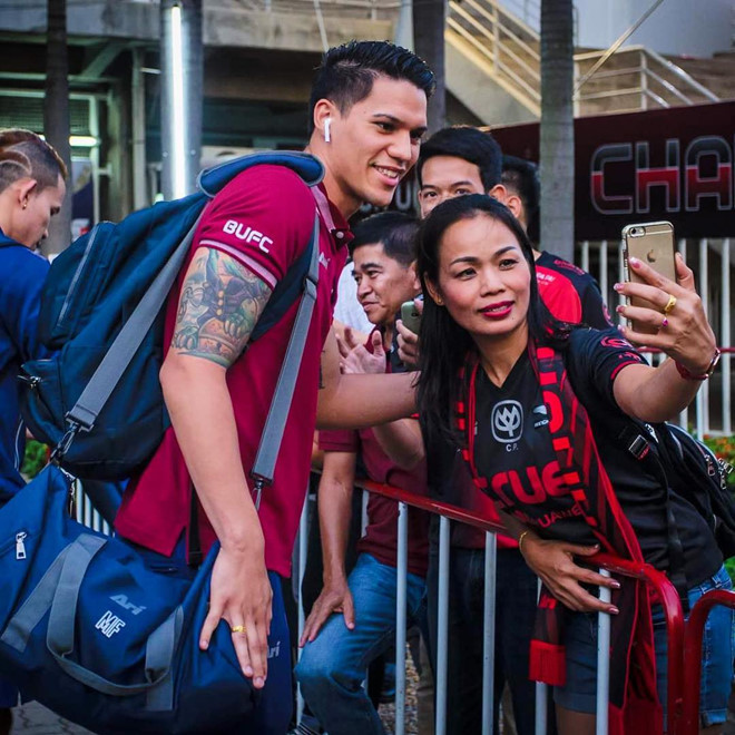 9X có đông đảo fan ở cả Đan Mạch, Thái Lan và Philippines. Người ta luôn bắt gặp những hình ảnh thân thiện, nhiệt tình của chàng trai 27 tuổi với những người yêu mến mình.