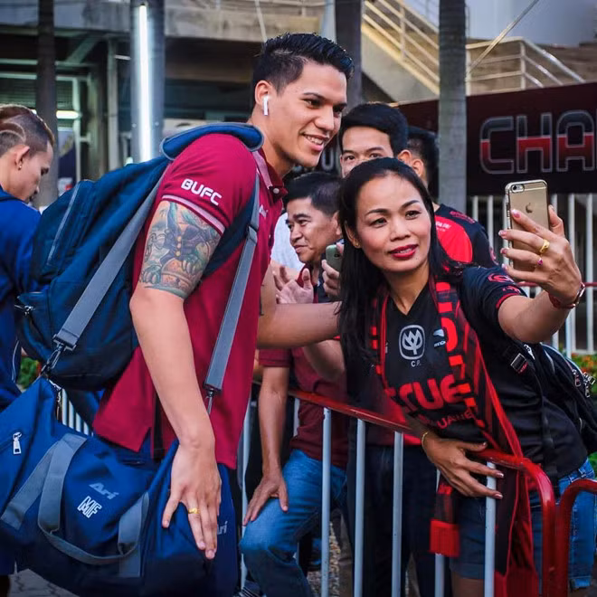 9X có đông đảo fan ở cả Đan Mạch, Thái Lan và Philippines. Người ta luôn bắt gặp những hình ảnh thân thiện, nhiệt tình của chàng trai 27 tuổi với những người yêu mến mình.