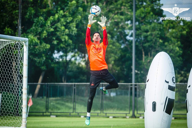 Tháng 1 năm nay, anh chuyển từ Đan Mạch đến Đông Nam Á chơi cho câu lạc bộ ở Thái Lan. Sinh ra và lớn lên ở Đan Mạch nhưng có gốc Philippines, Michael được liên đoàn bóng đá nước này chú ý và mời về thi đấu từ tháng 3.