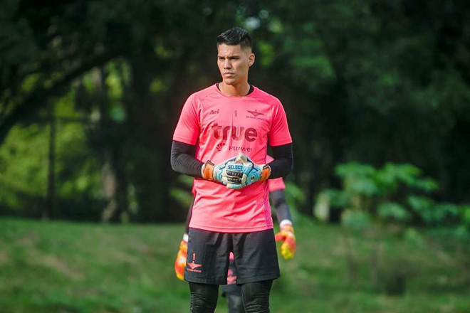 Hiện anh là thủ môn của CLB Bangkok United. Chàng trai cũng được biết đến như cầu thủ bắt đầu theo nghiệp bóng đá từ khi mới 5 tuổi. Lúc đó, nhờ những ảnh hưởng từ cha và anh trai, 9X đã tham gia thi đấu cho một CLB của thanh niên địa phương. Anh cũng từng chơi bóng ở đội tuyển trẻ quốc gia Đan Mạch.