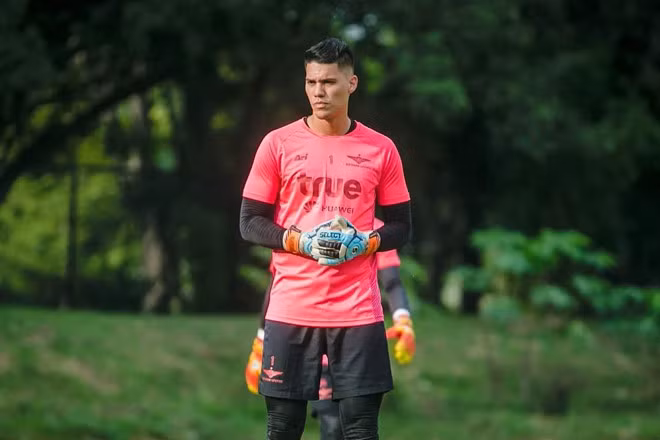 Hiện anh là thủ môn của CLB Bangkok United. Chàng trai cũng được biết đến như cầu thủ bắt đầu theo nghiệp bóng đá từ khi mới 5 tuổi. Lúc đó, nhờ những ảnh hưởng từ cha và anh trai, 9X đã tham gia thi đấu cho một CLB của thanh niên địa phương. Anh cũng từng chơi bóng ở đội tuyển trẻ quốc gia Đan Mạch.