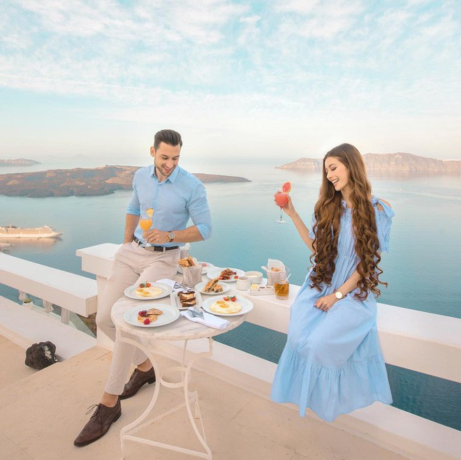 Người bạn đồng hành trong mỗi chuyến đi của Hot girl "cô gái tóc mây" là anh chàng người yêu cũng điển trai không kém gì một hoàng tử trong truyện cổ tích.