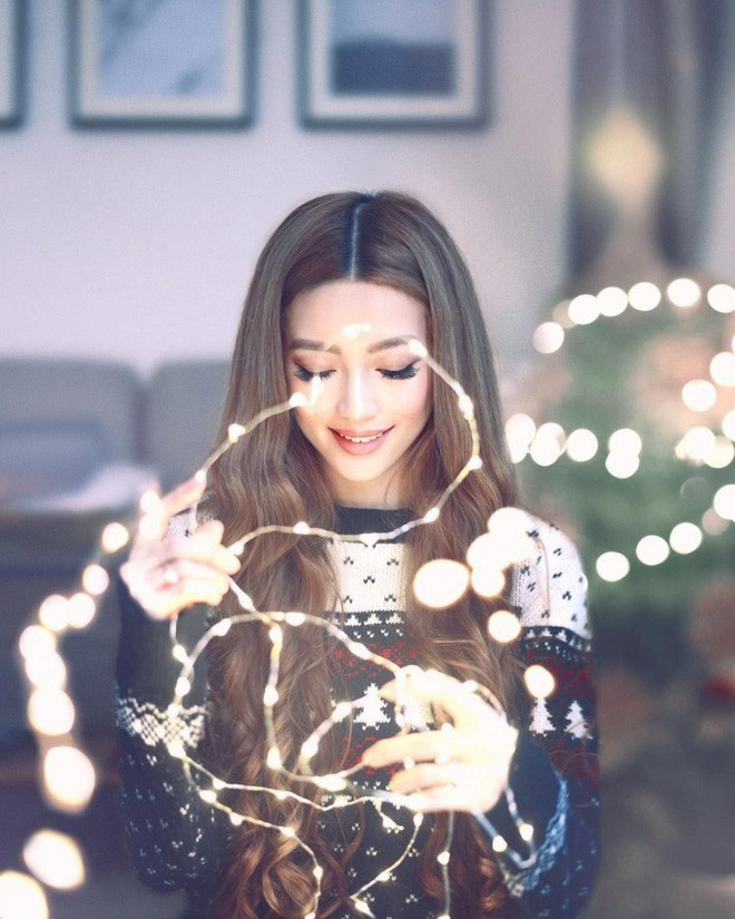 Sarah thường xuyên đi du lịch khắp nơi, cô nàng cũng đang điều hành một blog về du lịch với hình ảnh luôn được chăm chút cực kì ấn tượng. Instagram của cô nàng cũng thu hút hơn 300k người theo dõi.