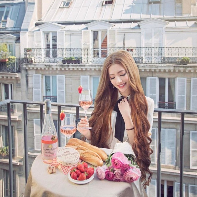 Mới đây, Sarah đã quay về Việt Nam và khiến nhiều người thích thú khi check-in tại Trà Vinh và Hội An. Cô nàng còn viết hẳn một dòng caption bằng tiếng Việt là "Sarah đã về Việt Nam rồi".