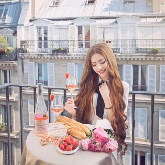 Mới đây, Sarah đã quay về Việt Nam và khiến nhiều người thích thú khi check-in tại Trà Vinh và Hội An. Cô nàng còn viết hẳn một dòng caption bằng tiếng Việt là "Sarah đã về Việt Nam rồi".