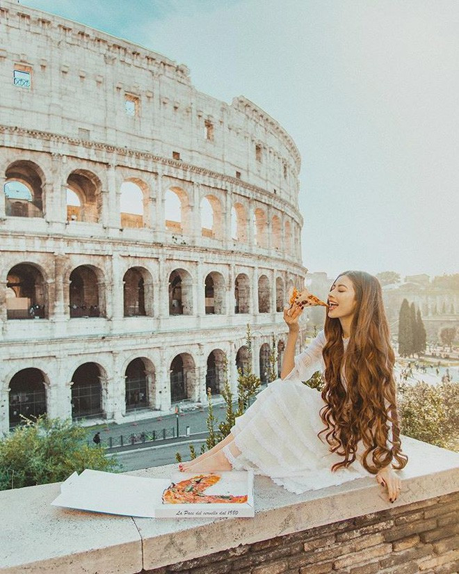 Cô nàng còn thích thú uống thử cà phê sữa đá, dạo phố và không quên dặn mọi người hãy đi dạo vào sáng sớm để đường xá đỡ đông đúc.