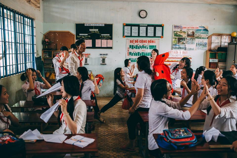 Cho tôi một vé về lại tuổi thơ, bộ ảnh lấy ý tưởng từ phim "Tôi thấy hoa vàng trên cỏ xanh", mọi đạo cụ đều cũ. Các bạn hoá thân thành học sinh tiểu học, hồn nhiên vô tư. Ảnh: 12A11 trường Thống Nhất A, tỉnh Đồng Nai.