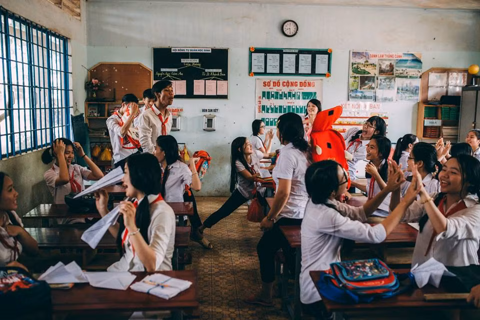 Cho tôi một vé về lại tuổi thơ, bộ ảnh lấy ý tưởng từ phim "Tôi thấy hoa vàng trên cỏ xanh", mọi đạo cụ đều cũ. Các bạn hoá thân thành học sinh tiểu học, hồn nhiên vô tư. Ảnh: 12A11 trường Thống Nhất A, tỉnh Đồng Nai.