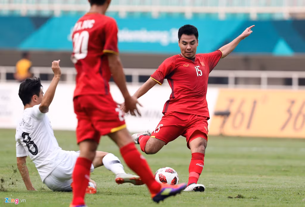 Phạm Đức Huy (số 15) cũng là một trong số những cầu thủ 1995 phải chia tay đội U23. Tài năng của Huy được phát hiện sớm dưới thời HLV Guillaume Graechen. Nhưng sau đấy, anh không được HLV Toshiya Miura và Hữu Thắng trọng dụng. Mãi tới khi ông Park Hang-seo xuất hiện, Huy mới khẳng định được mình ở vị trí mới là tiền vệ trung tâm.