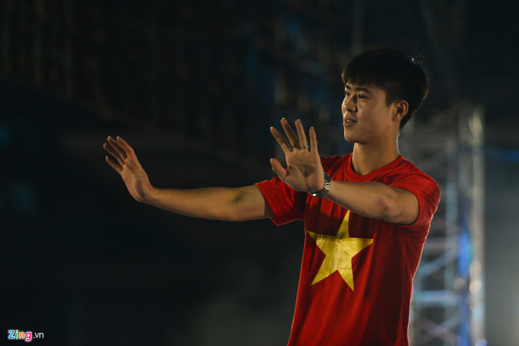 Là cầu thủ trẻ hay nhất V.League 2015, đá chính dưới 3 triều đại gần nhất ở tuyển Việt Nam, Đỗ Duy Mạnh là ngôi sao lớn nhất của lứa 1996. Mạnh lẽ ra có thể trở thành đội trưởng U22 Việt Nam tại SEA Games tới. Nhưng quyết định mới đây từ AFF đã khiến giấc mơ SEA Games của Mạnh trở nên dang dở.