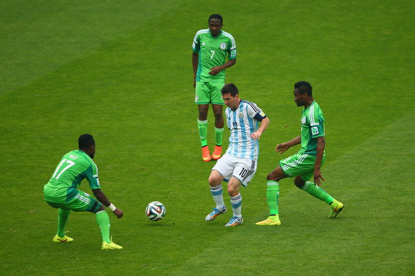 Messi trong vòng vây của cầu thủ Nigeria ở World Cup 2014.