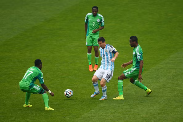 Messi trong vòng vây của cầu thủ Nigeria ở World Cup 2014.