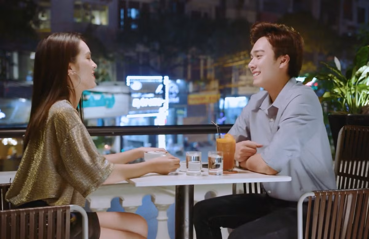 Nam chính hút fans cho TVC tên thật là Ngô Hải Nam (sinh năm 1996, tại Thái Bình). Hải Nam từng "gây bão" mạng vào tháng 8/2017 sau bức ảnh chụp lén khoảnh khắc cậu làm PB lại một sự kiện nhưng bị nhầm là security.