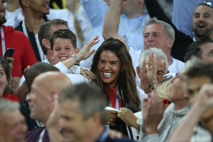 Rebekah Vardy có mặt trên khán đài từ rất sớm.