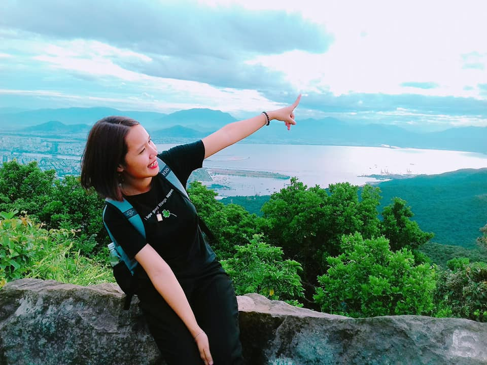 Đặt chân lên đỉnh Bàn Cờ, bạn sẽ được hòa mình vào với thiên nhiên đất trời, thả hồn theo những cơn gió mát lạnh, chạm tay vào những đám mây tạo hình thù lạ mắt hay thu vào tầm mắt vẻ đẹp của toàn thành phố Đà Nẵng nhìn từ trên cao.