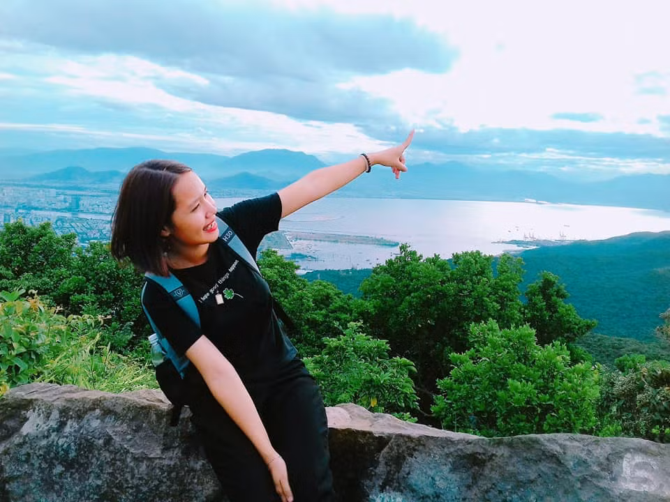 Đặt chân lên đỉnh Bàn Cờ, bạn sẽ được hòa mình vào với thiên nhiên đất trời, thả hồn theo những cơn gió mát lạnh, chạm tay vào những đám mây tạo hình thù lạ mắt hay thu vào tầm mắt vẻ đẹp của toàn thành phố Đà Nẵng nhìn từ trên cao.