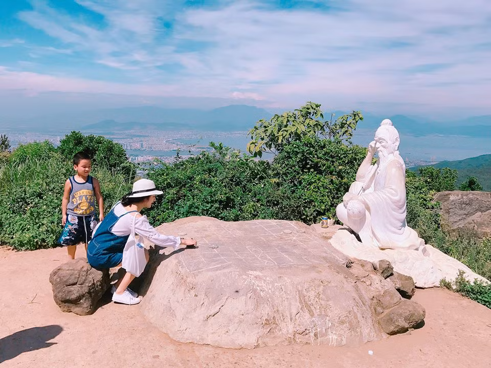 Ai đến đây cũng muốn một lần ngồi đánh cờ với tiên ông.