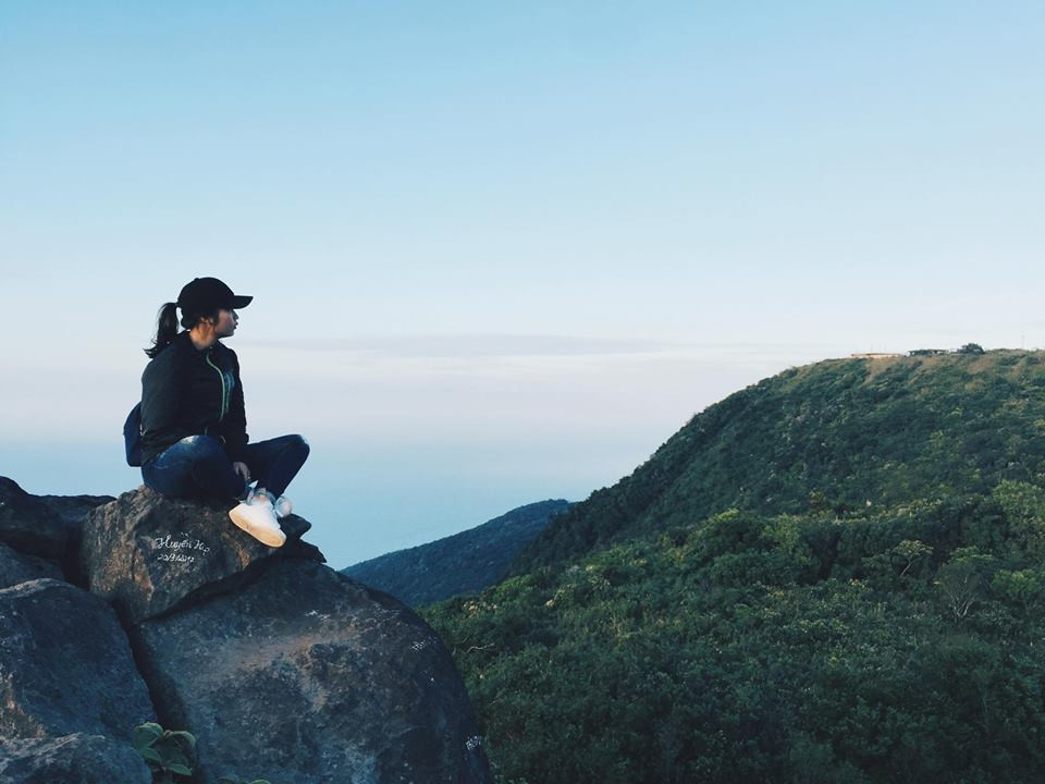 Đỉnh Bàn Cờ vốn được mệnh danh là “chốn tiên sa” trong lòng hạ giới, vì thế du khách tới đây như bị cuốn hút bởi cảnh quan huyền ảo và u tịch như chốn tiên bồng với không khí trong lành mát mẻ.