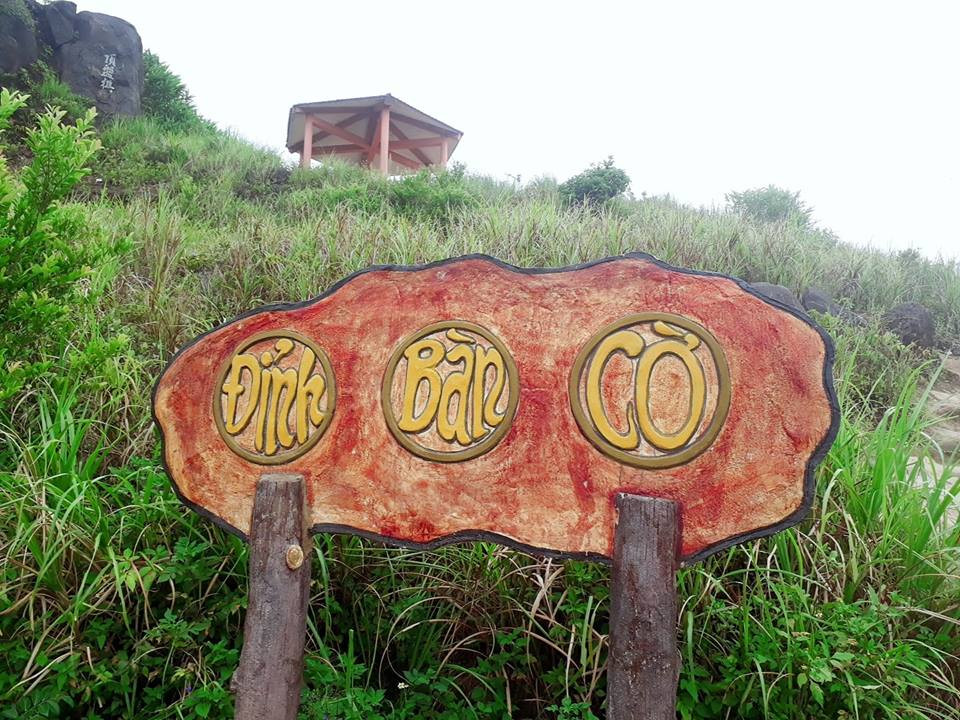 Đoạn đường lên đỉnh Bàn Cờ đà nẵng có nhiều dốc và uốn lượn, lòng đường lại nhỏ nên các bạn lưu ý chạy xe chậm để có thể quan sát và điều khiển tay lái, vì bình thường cũng có khá nhiều người đi lên đây bằng cả ô tô và xe máy.