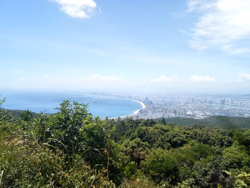 Đứng trên điểm cao gần 700m này, phóng tầm mắt ra xa bạn có thể ngắm nhìn toàn bộ thành phố biển Đà Nẵng nằm uốn mình dọc theo cung đường biển thơ mộng, nghiêng mình thư thái như một nàng tiên đang say giấc nồng giữa biển trời.
