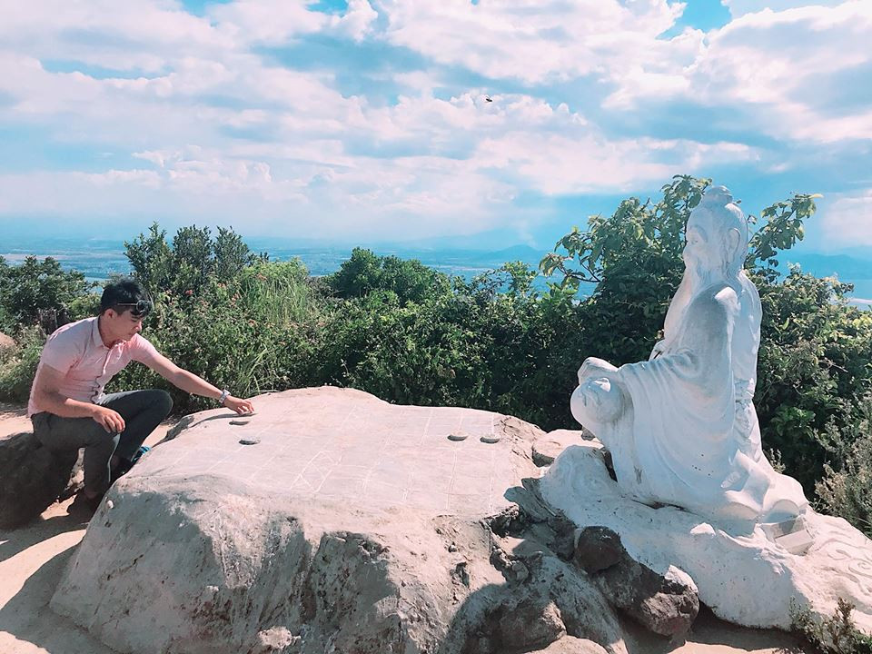 Bạn còn có cơ hội cùng ngồi vào bàn đánh cờ với vị tiên ông, đắm chìm trong những phút trầm mặc, ngồi suy ngẫm nước cờ cuối cùng để ghi danh vào huyền thoại “vua cờ” như Đế Thích.