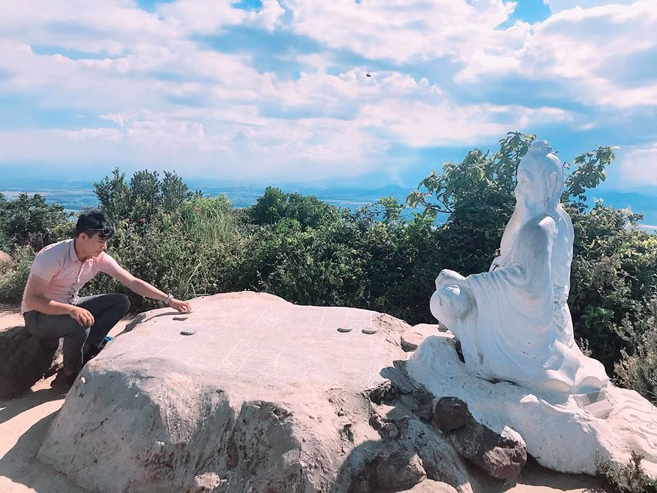 Bạn còn có cơ hội cùng ngồi vào bàn đánh cờ với vị tiên ông, đắm chìm trong những phút trầm mặc, ngồi suy ngẫm nước cờ cuối cùng để ghi danh vào huyền thoại “vua cờ” như Đế Thích.