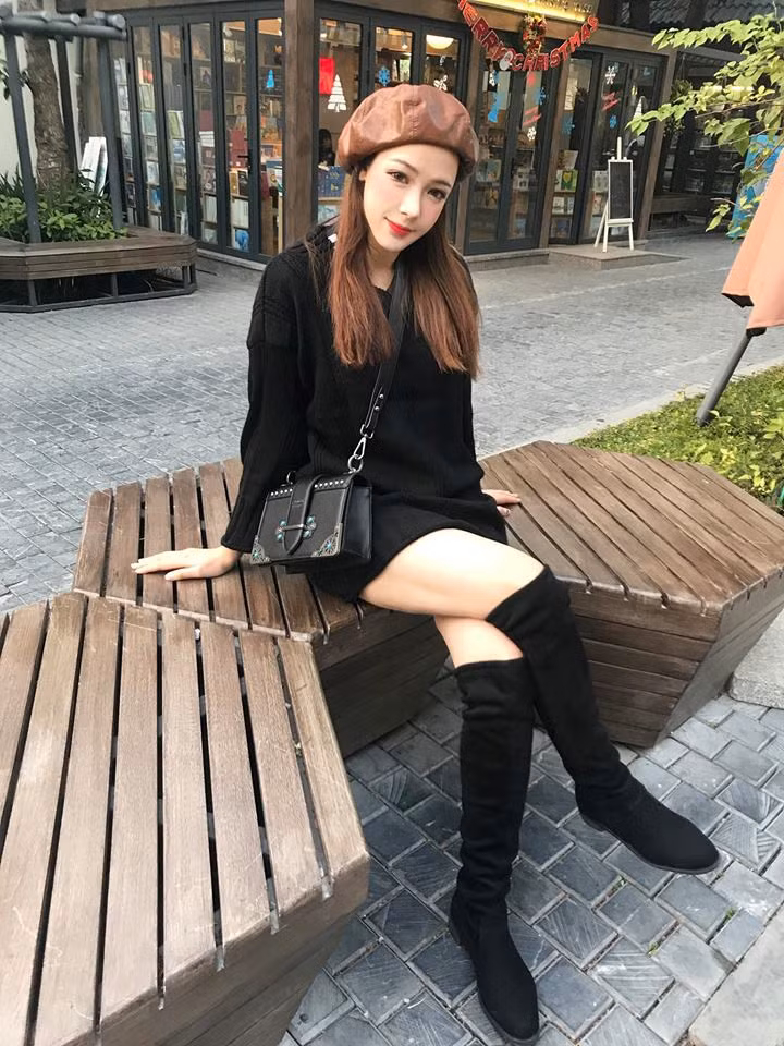 Hiện tại, Linh Hoa vẫn là người mẫu tự do. Sở hữu gương mặt thanh thoát, cô gái 23 tuổi theo đuổi phong cách nữ tính, nhẹ nhàng, khá giống với các hot girl Nhật Bản, Hàn Quốc.