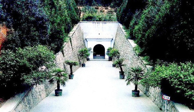 Lối vào Định Lăng - nơi an nghỉ của Hoàng đế Vạn Lịch. (Ảnh: Nguồn Baidu).