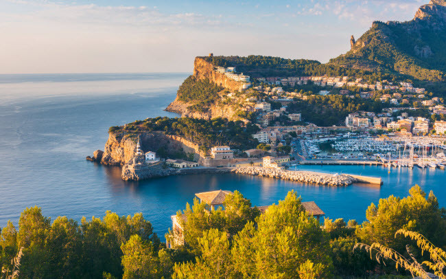 Majorca, Tây Ban Nha: Ngoài những bãi biển đẹp như mơ, hòn đảo nghỉ dưỡng này còn hấp dẫn du khách bởi phong cảnh đẹp như dãy núi Tramuntana, được UNESCO công nhận là di sản thế giới. Bạn cũng có thể khám phá một vài cánh đồng nho trên đảo.