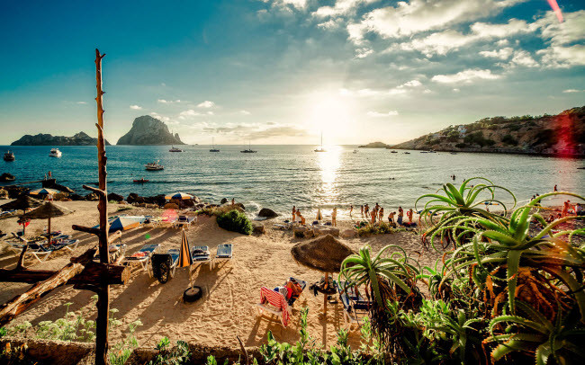 Ibiza, Tây Ban Nha: Hòn đảo này gây ấn tượng với bờ biển đẹp, khách sạn phong cách và các hộp đêm đẳng cấp thế giới. Du khách cũng có thể bắt gặp nhiều người nổi tiếng tới đây nghỉ dưỡng.