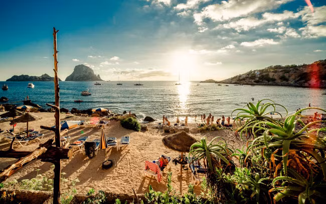 Ibiza, Tây Ban Nha: Hòn đảo này gây ấn tượng với bờ biển đẹp, khách sạn phong cách và các hộp đêm đẳng cấp thế giới. Du khách cũng có thể bắt gặp nhiều người nổi tiếng tới đây nghỉ dưỡng.
