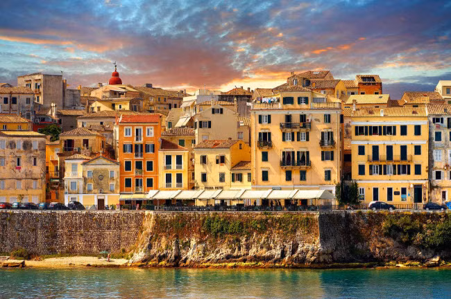 Corfu, Hi Lạp: Đây là một trong những hòn đảo xanh nhất ở Hi Lạp, với hàng nghìn cây ô liu. Tới đây, du khách có cơ hội trải nghiệm các lễ hội truyền thống của người dân địa phương vào mùa hè và mùa thu hằng năm.