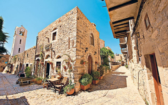 Rhodes, Hi Lạp: Với những bãi biển dài ngút tầm mắt, rừng, núi và các công trình kiến trúc cổ, đảo Rhodes là một trong những địa điểm du lịch hấp dẫn nhất thế giới. Hòn đảo này trung bình đón gần 2 triệu du khách mỗi năm.