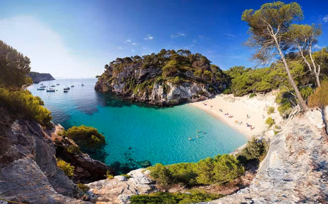 Menorca, Tây Ban Nha: Nguyên sơ, yên bình, bãi cát mịn và nước biển trong xanh là những gì du khách có thể cảm nhận được khi đặt chân lên hòn đảo Menorca. Các hoạt động được yêu thích nhất ở đây là lặn bình khí và ống thở.