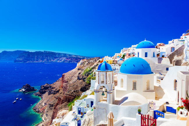 Santorini, Hi Lạp: Cách di chuyển lý tưởng nhất tới hòn đảo nghỉ dưỡng xinh đẹp này là bằng tàu biển, bởi vì du khách có thể chiêm ngưỡng nước trong xanh như ngọc ở đây. Santorini nổi tiếng với bờ biển đẹp và những ngôi nhà màu trắng như tuyết, rất phù hợp với các cặp đôi nghỉ tuần trăng mật.