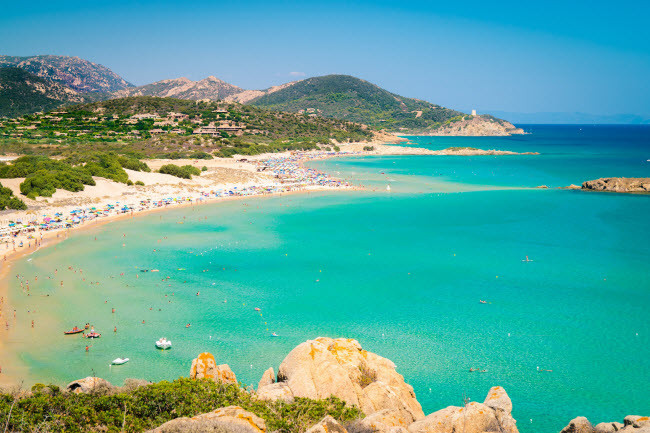 Sardinia, Italia: Hòn đảo nổi tiếng với phong cảnh đẹp, hải sản hấp dẫn, lịch sử lâu đời và văn hóa đa dạng. Du khách có thể khám phá các tàn tích từ thời Catha và La Mã cũng như các nhà thờ theo phong cách Italia và Tây Ban Nha.
