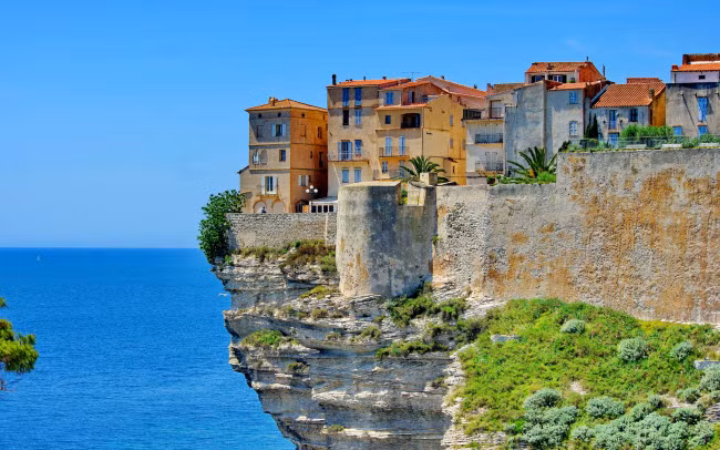 Corsica, Pháp: Các bãi tắm trên đảo Corse nổi tiếng đẹp nhất vùng Địa Trung Hải, gây ấn tượng với vẻ đẹp tự nhiên, hoang sơ thầm kín. Hòn đảo xinh xắn này được ví như nấc thang cuối cùng dẫn ta đi vào thiên đường miền ôn đới.