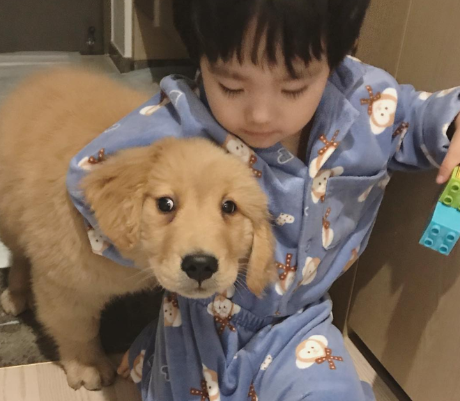 Molly có một khuôn mặt xinh xắn, đôi mắt tròn vo. Đặc biệt là rất ân cần với mọi người.