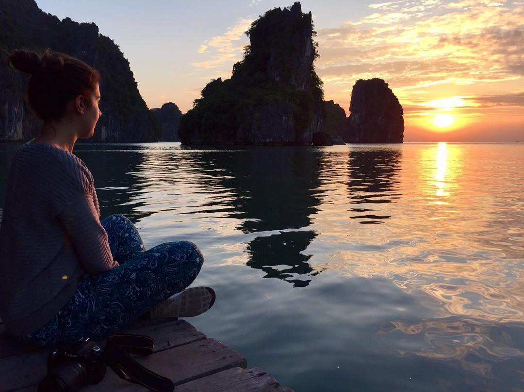 Đảo Nam Cát được thiên nhiên ưu ái khi có sự xuất hiện của những đảo đá vôi vây quanh tạo nên khung cảnh thơ mộng đến lay động lòng người, khiến du khách muốn ở đây mãi không về.