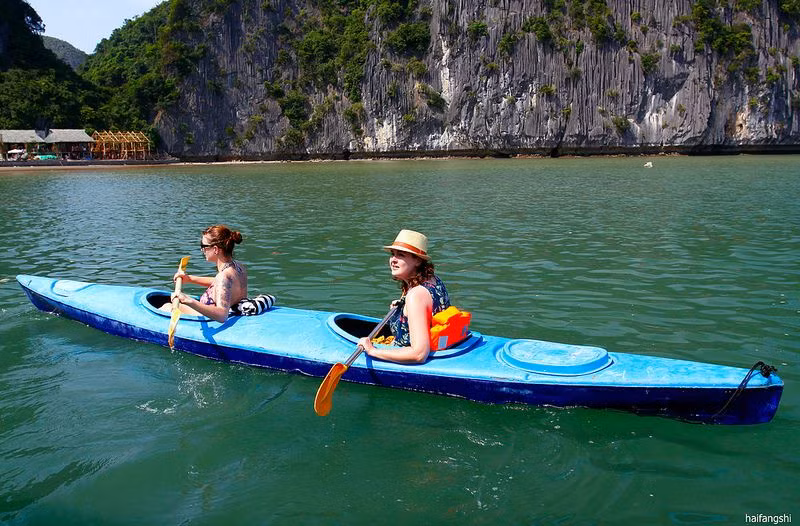 Chèo thuyền kayak lênh đênh trên biển mà mặc sức len lỏi qua từng đảo đá khám phá các hòn đảo nhỏ bé xinh đẹp.