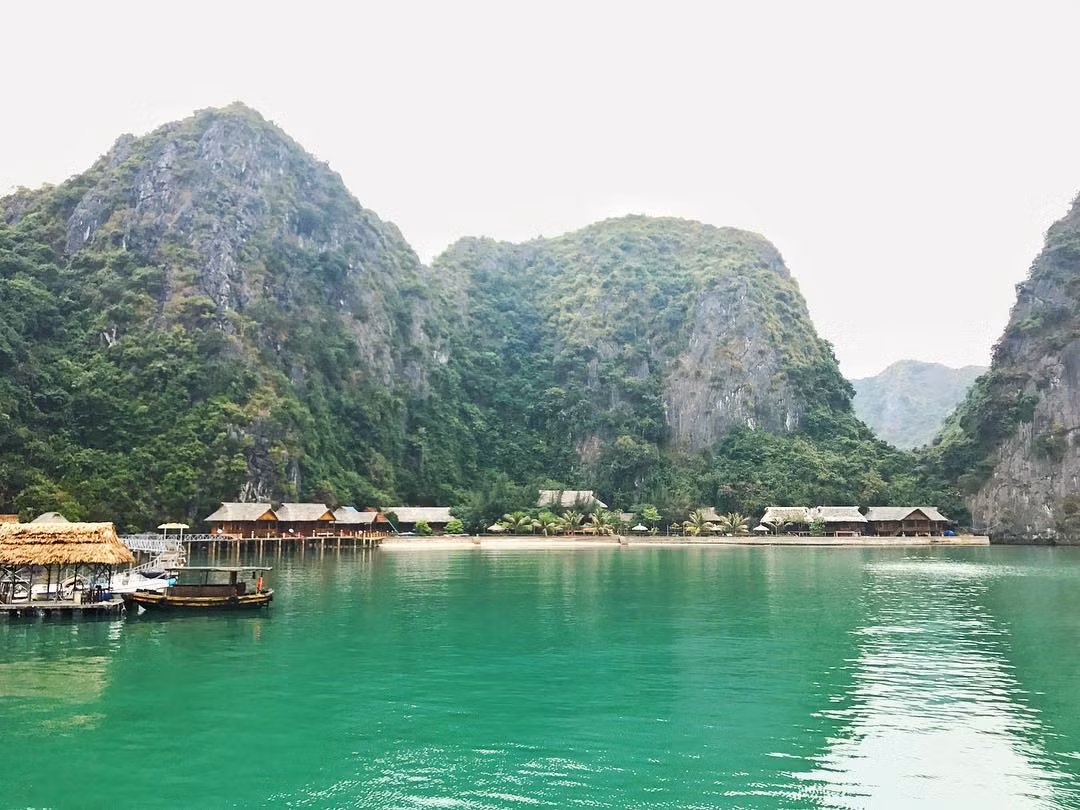 Các bạn đến đây đừng quên ghé thăm những làng chài nhỏ bé với cuộc sống bình dị tách biệt hoàn toàn để hiểu thêm về con người về cuộc sống của ngư dân.