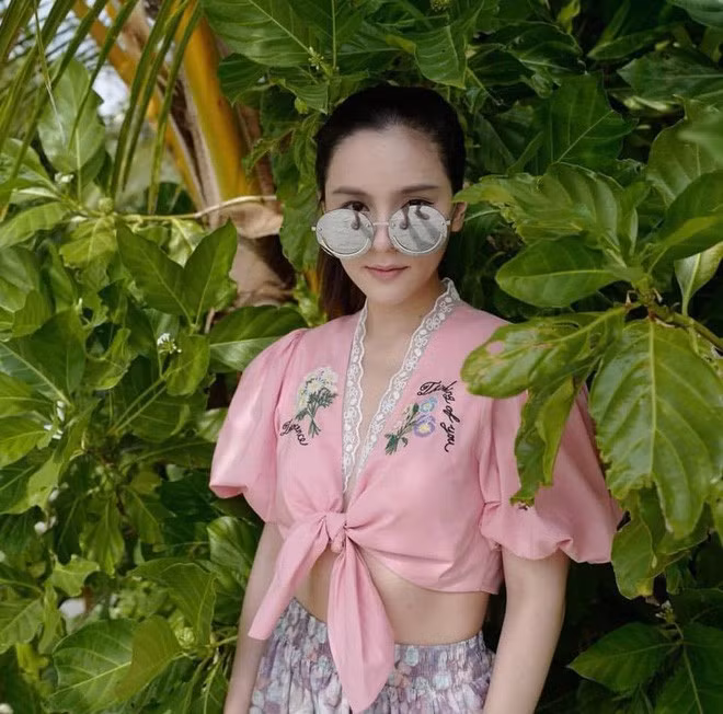 Aom còn luôn ăn mặc theo xu hướng của giới trẻ, cô luôn biết cách phối cùng các phụ kiện và màu sắc rực rỡ để thu hút ánh nhìn của người đối diện.